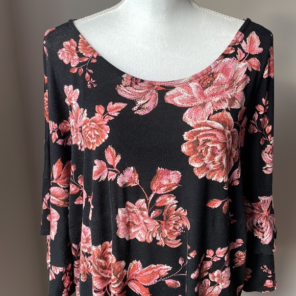 *Host Pick* Midis floral top - Picture 5 of 12